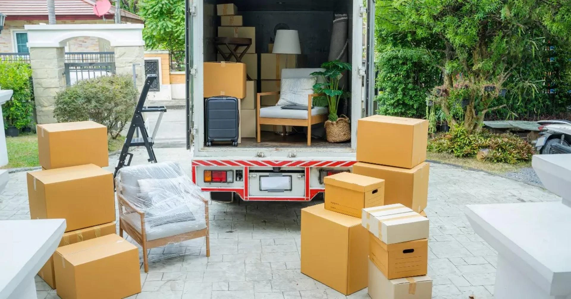 Kelowna's Estate Cleanouts, Yard Waste Removal, Furniture Removal, & Commercial/Residential Garbage 