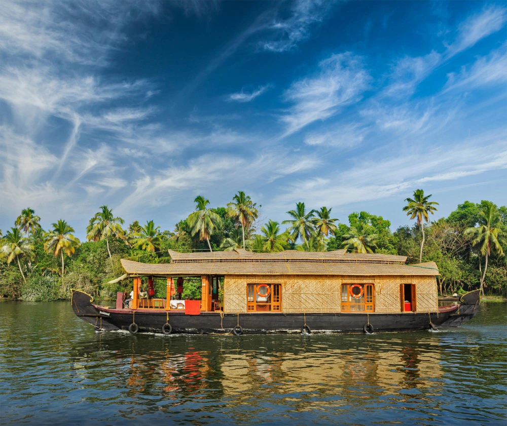 Why Alleppey Houseboats Are Perfect for Couples