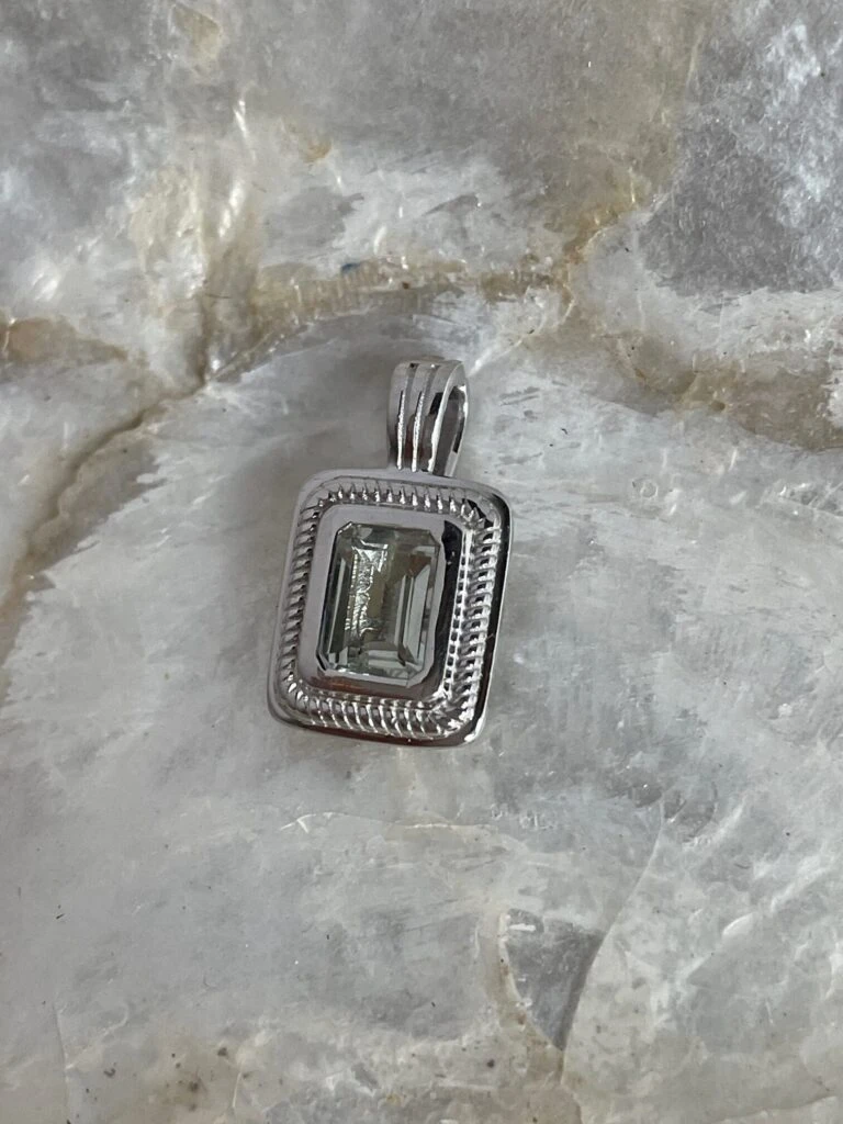 10 Stunning Women Pendant Styles That Never Go Out of Fashion