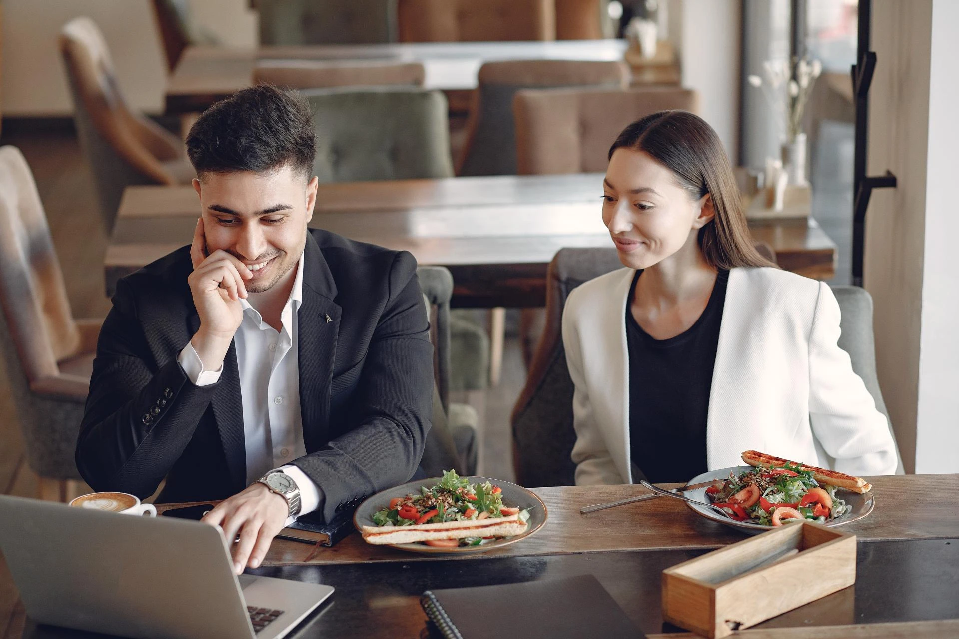  5 Signs You Need a Restaurant Consultant for Your Business
