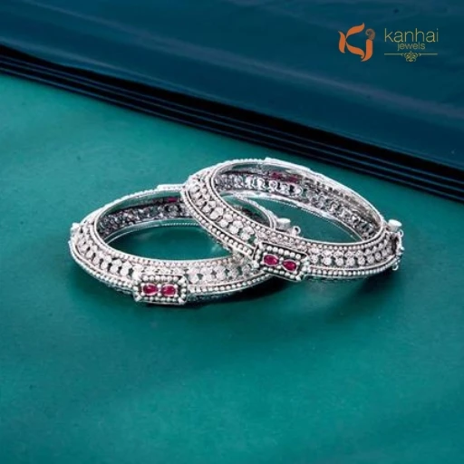 Antique Jewellery Trends Making a Comeback in Modern Fashion