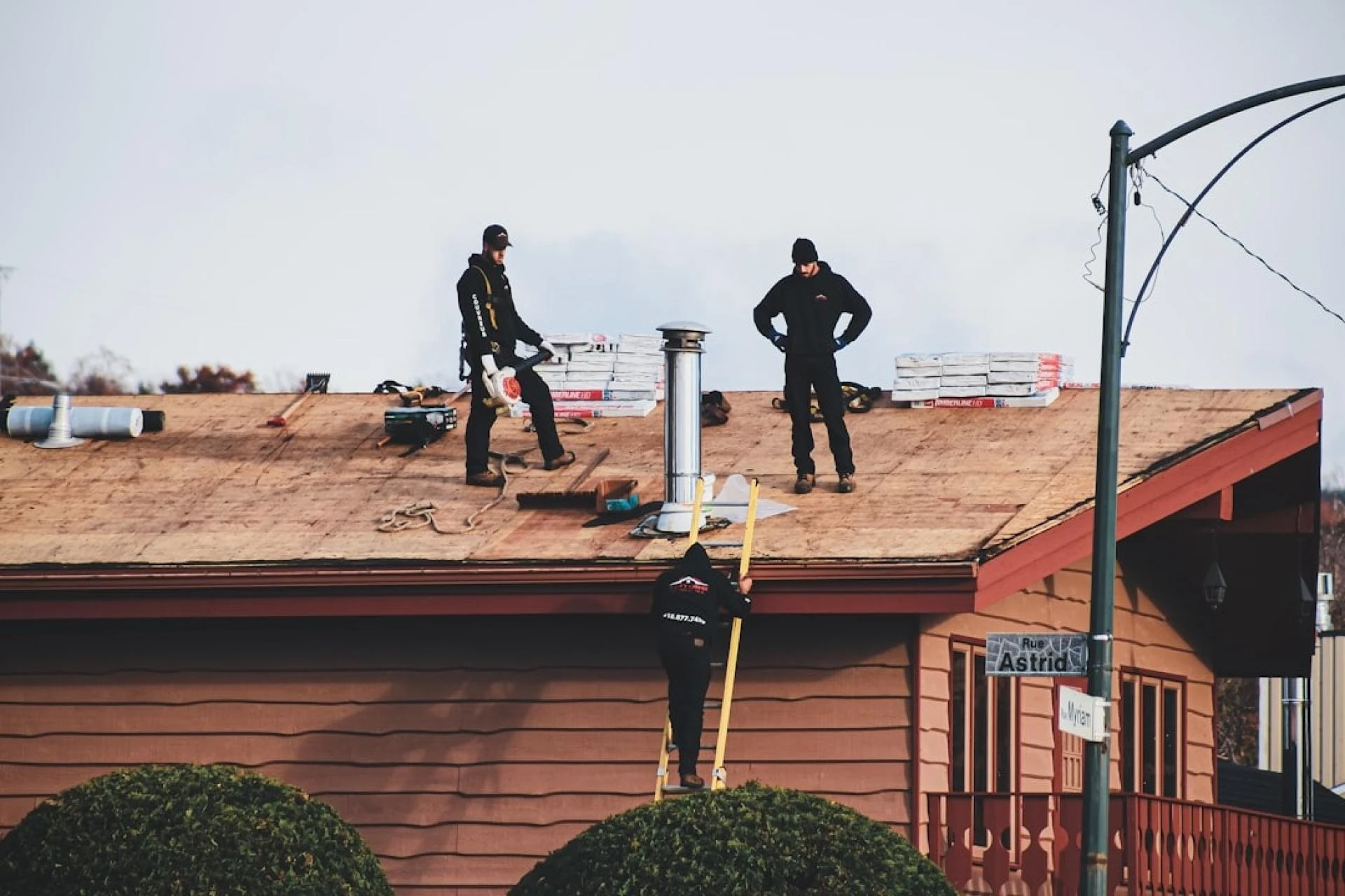 What Are the Signs You Need Flat Roof Repair Long Island?