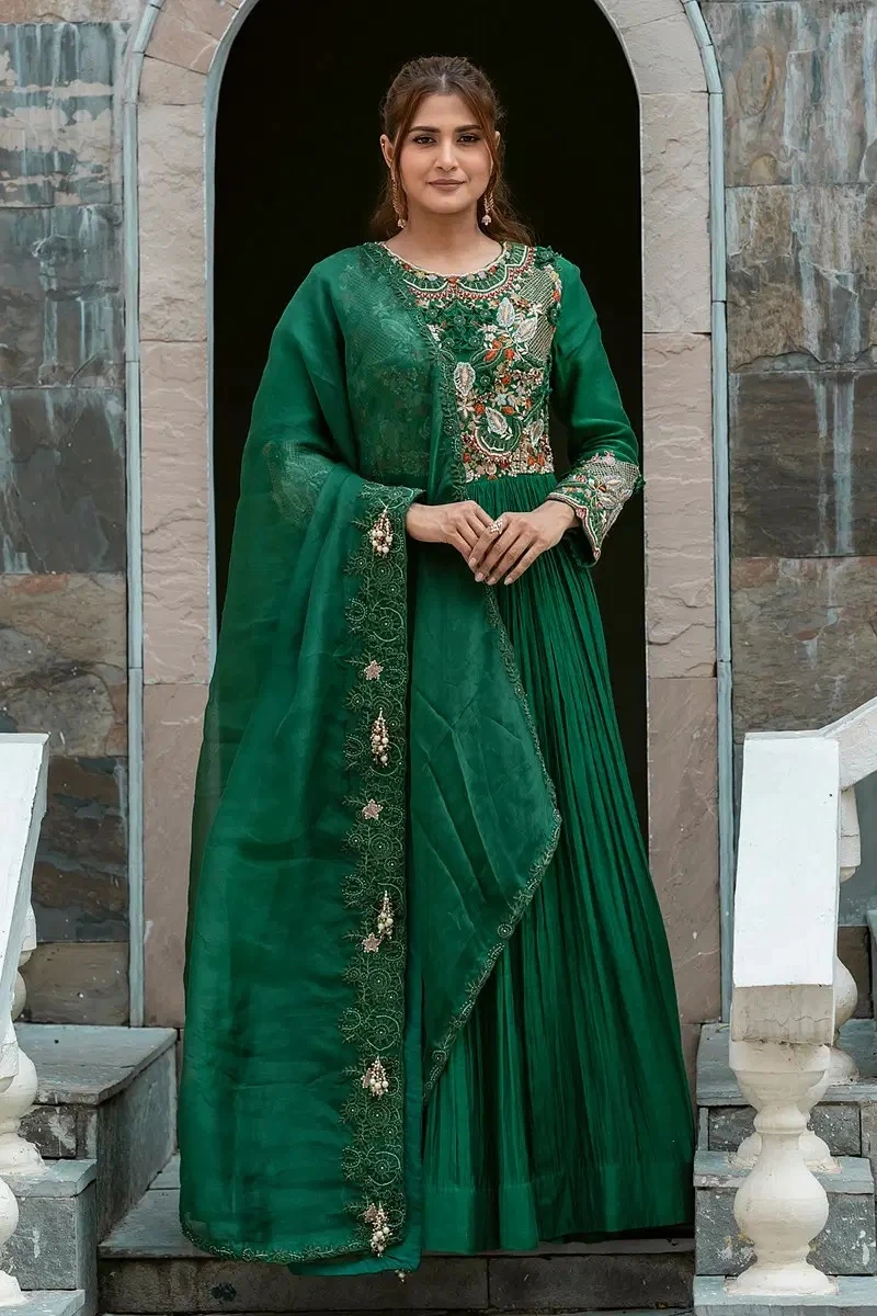 How to Choose the Right Outfits for Wedding: A Guide for Men and Women