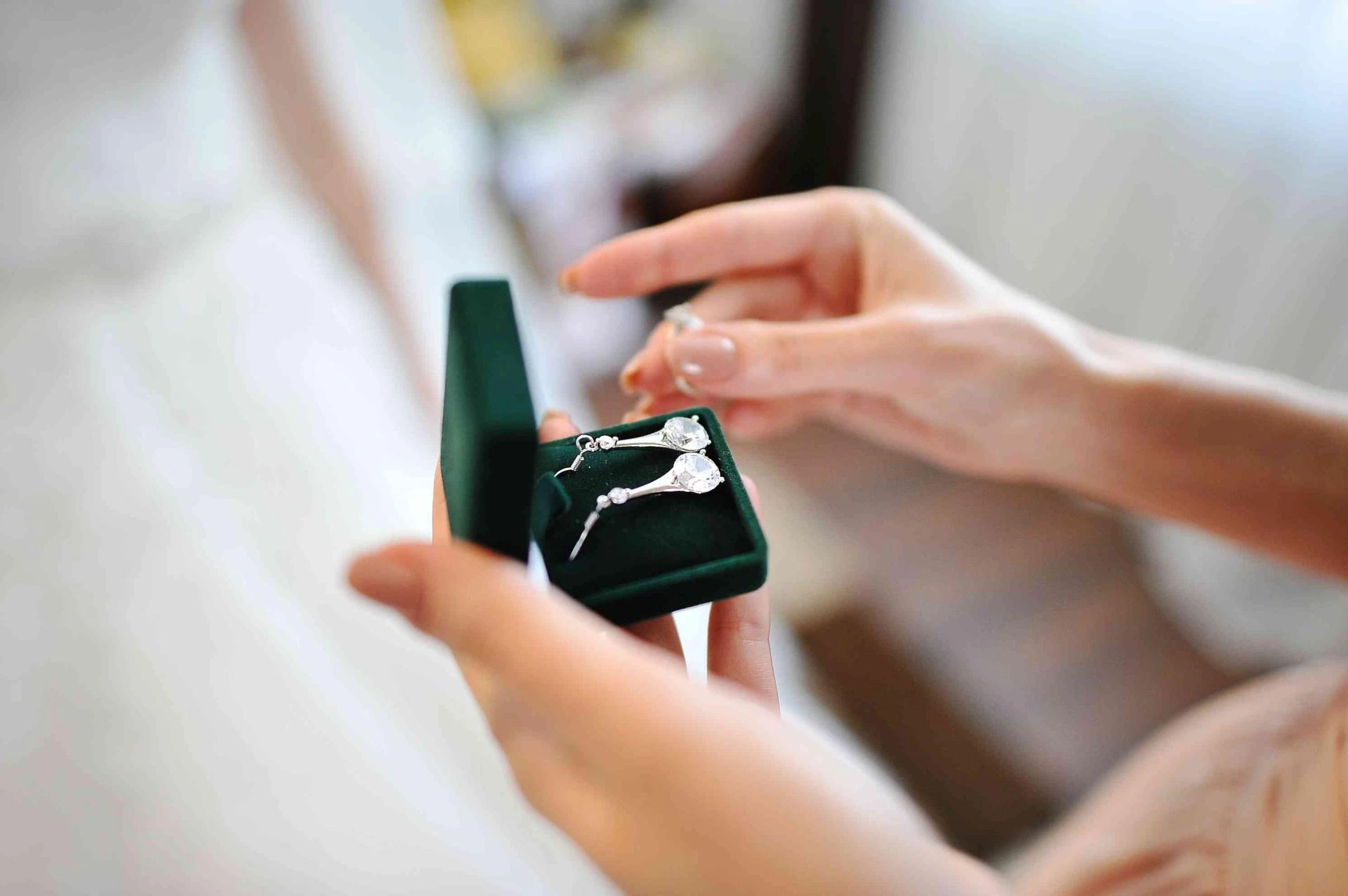 Top Reasons to Buy the Best Online Jewelry Instead of In-Store