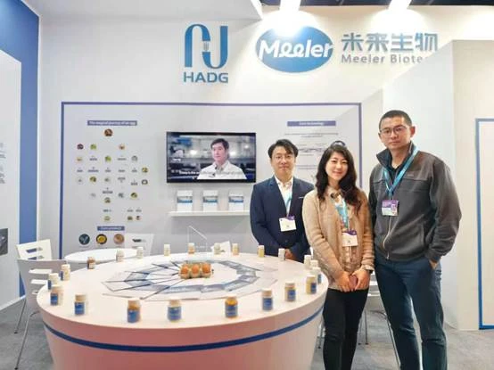图片包含 人, 室内, 站, 男人
描述已自动生成