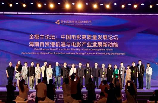 A group of people standing on a stage
AI-generated content may be incorrect.