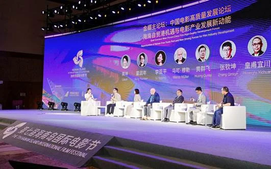 A group of people sitting on a stage
AI-generated content may be incorrect.